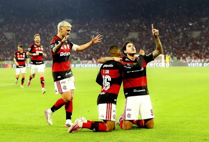 Flamengo vence o Cruzeiro no Maracanã e avança às quartas de final da Libertadores